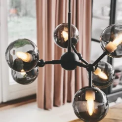 Halo Design Atom Mini lysekrone, røgfarvet