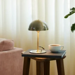 Halo Design Boogie bordlampe, messing