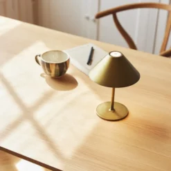 Halo Design Hygge genopladelig bordlampe, H20 cm, børstet messing