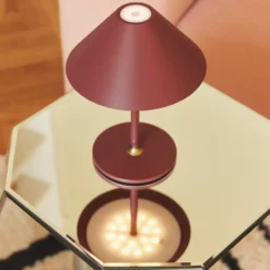 Halo Design Hygge genopladelig bordlampe, H20 cm, mørkerød