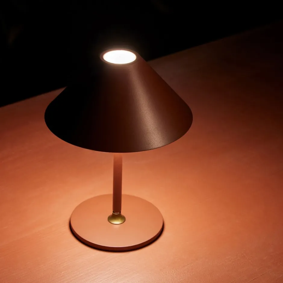 Halo Design Hygge genopladelig bordlampe, H20 cm, mørkerød