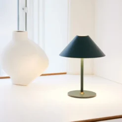 Halo Design Hygge genopladelig bordlampe, H25 cm, mørkegrøn