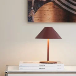 Halo Design Hygge genopladelig bordlampe, H25 cm, mørkerød