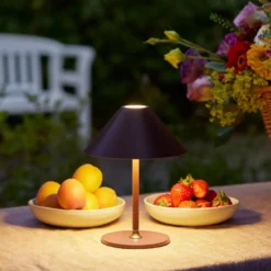 Halo Design Hygge genopladelig bordlampe, H25 cm, mørkerød