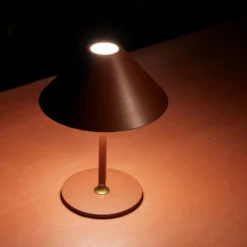 Halo Design Hygge genopladelig bordlampe, H25 cm, mørkerød