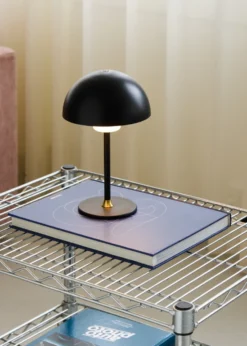 Halo Design Moon genopladelig bordlampe, sort