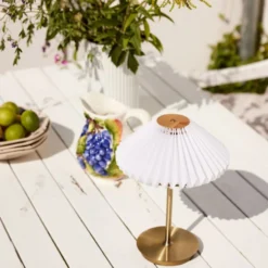 Halo Design Paris genopladelig bordlampe, messing