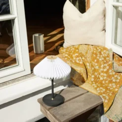 Halo Design Paris genopladelig bordlampe, sort