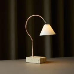 Halo Design Question genopladelig bordlampe, kobber/messing