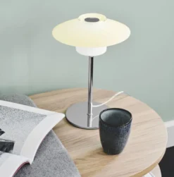 Halo Design Scandinavian bordlampe