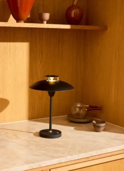 Halo Design Stepp 1-2-3 genopladelig bordlampe, sort