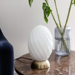 Halo Design Twist Egg bordlampe, messing