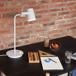 Hübsch Ardent bordlampe, lysegrå