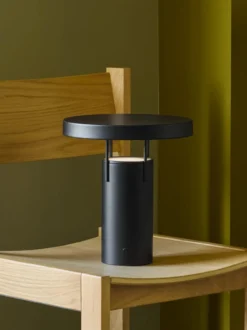 Hübsch BringMe genopladelig bordlampe, sort