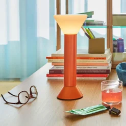 Hübsch Flash genopladelig bordlampe, orange