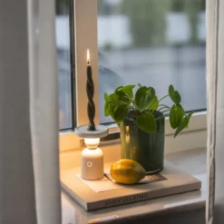 Konstsmide Nantes genopladelig bordlampe med lysestage holder, hvid