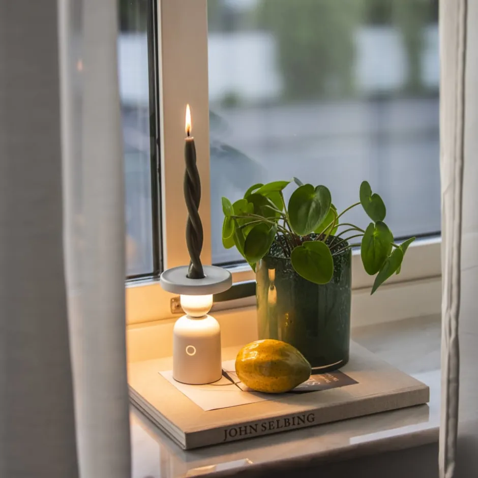 Konstsmide Nantes genopladelig bordlampe med lysestage holder, hvid