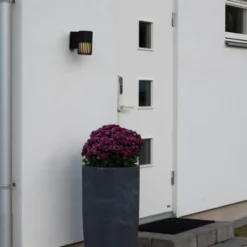 Konstsmide Pistoia udendørs væglampe, sort