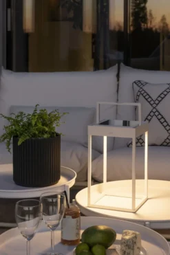 Konstsmide Portofino genopladelig & solcelle bordlampe, hvid