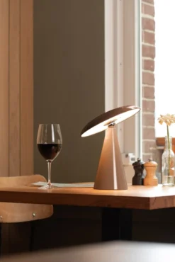 Leitmotiv Phoebe genopladelig bordlampe, brun