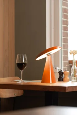 Leitmotiv Phoebe genopladelig bordlampe, orange