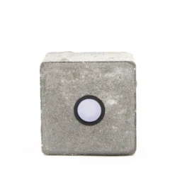 Light By Juhl betonflise med Cosmos sort spot, 10x10x6 cm, grå