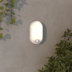 4lite Pylus Oval udendørs væglampe med sensor, hvid