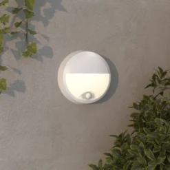 4lite Pylus Round udendørs væglampe med sensor, halvskærm, hvid