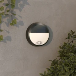 4lite Pylus Round udendørs væglampe med sensor, halvskærm, sort