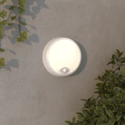 4lite Pylus Round udendørs væglampe med sensor, hvid