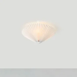 Markslöjd Plisado loftlampe, hvid, Ø42 cm