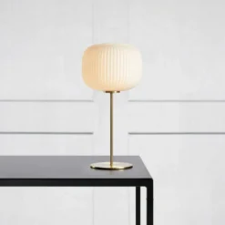 Markslöjd Sober bordlampe, messing/opal, 50 cm