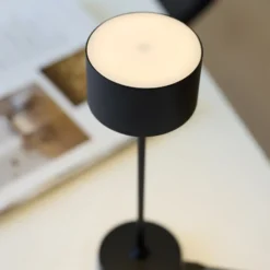 Nielsen Light Bistro genopladelig bordlampe, sort