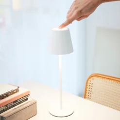 Nielsen Light One genopladelig bordlampe, hvid