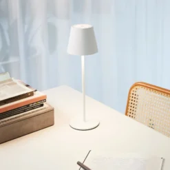 Nielsen Light One genopladelig bordlampe, hvid