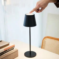 Nielsen Light One genopladelig bordlampe, sort