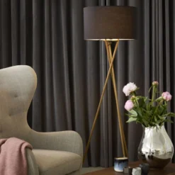 Nielsen Light Uptown gulvlampe, træben og sort skærm