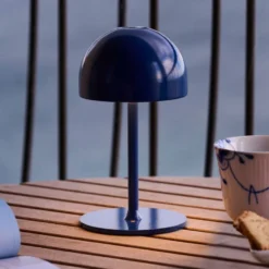 Sirius Tim genopladelig bordlampe, blå, 22 cm