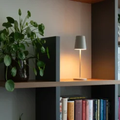 SLV Vinolina Two genopladelig bordlampe, hvid
