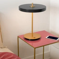 Umage Asteria bordlampe med USB, grå